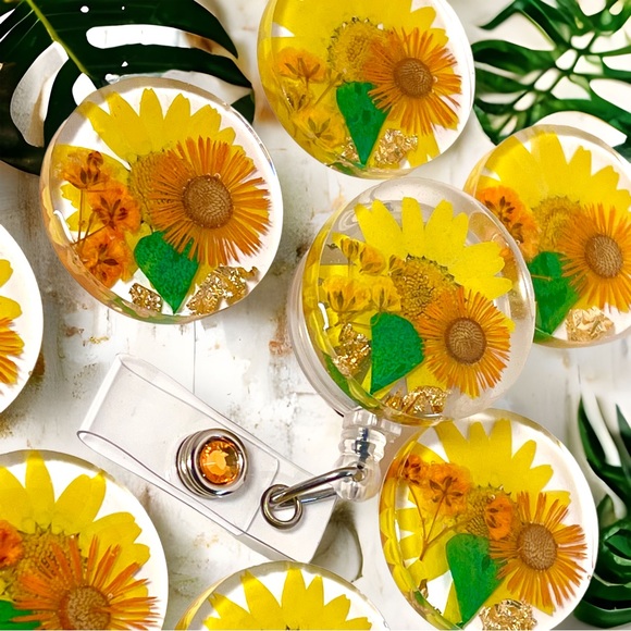 Badge holder for teachers and medical students. Hand-made with real flowers. - Picture 2 of 8